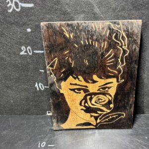 Дівчина з квіткою