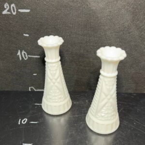 Підсвічник білий різьблений