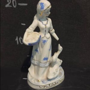 Біла дівчина