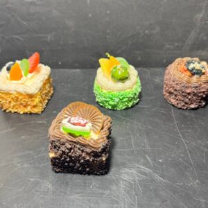 Тістечка бутафорні