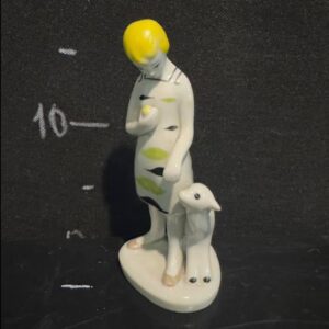 Статуетка "Біла дівчинка з ягням"