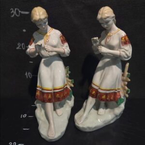 Статуетка біла "Дівчина з ромашкою"