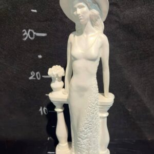 Статуетка "Біла жінка в капелюсі"