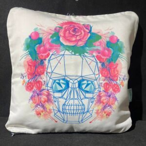 Подушка біла з черепом в квітах
